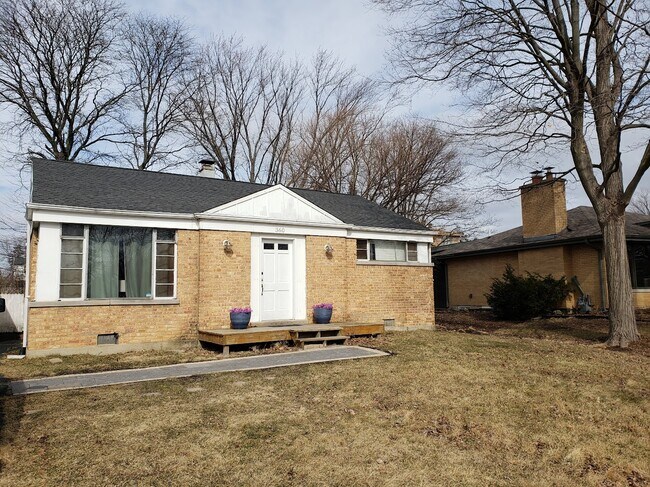 Foto del edificio - 17W360 Halsey Rd