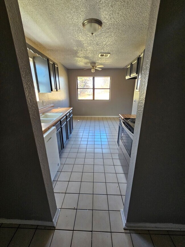 Building Photo - 5 Bedroom home in Midwest City