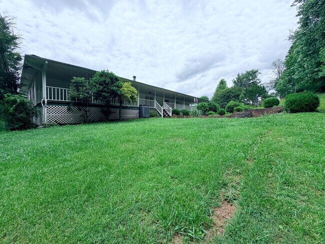 Foto del edificio - Secluded 3-Bedroom with Wrap-Around Porch -- Jonesborough
