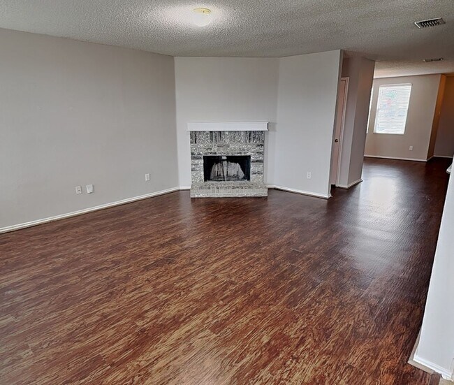 Foto del edificio - READY NOW! COME CHECK IT OUT!