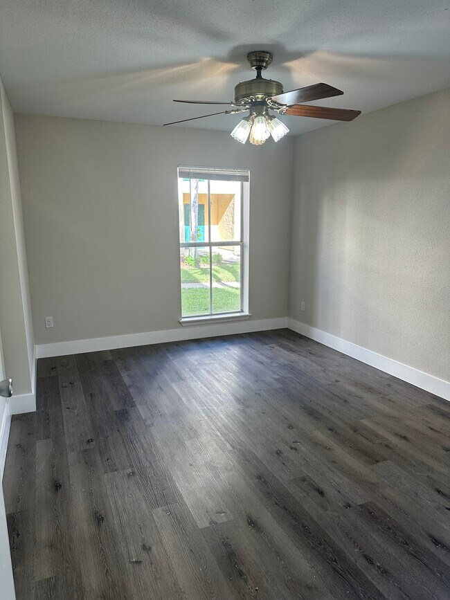 Bedroom - 949 Riverside Dr