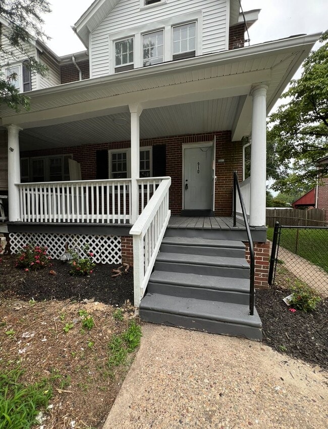 Foto del edificio - Renovated 3 Bedroom End Unit Available Now!