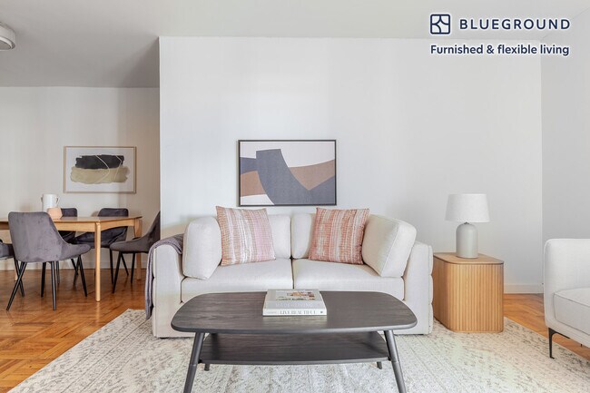 Foto del edificio - 300 E 46th St