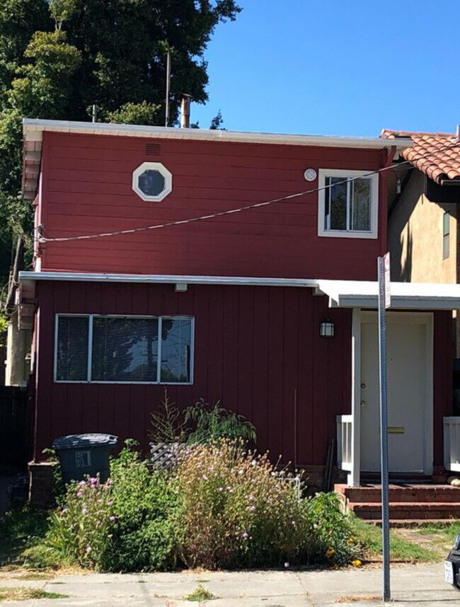2nd level home in beautiful quiet neighborhood - 1233 Rose St