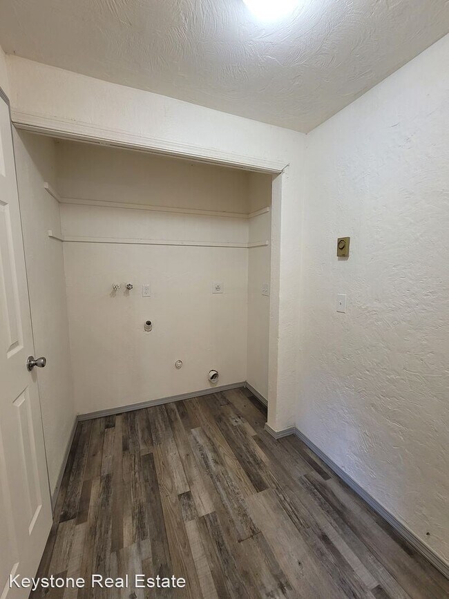 Building Photo - 3 br, 1.5 bath House - 6745 Dogwood