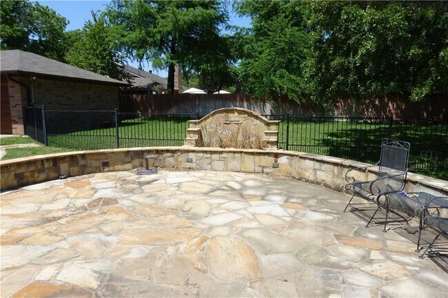 Foto del edificio - 1205 Oakwood Trail