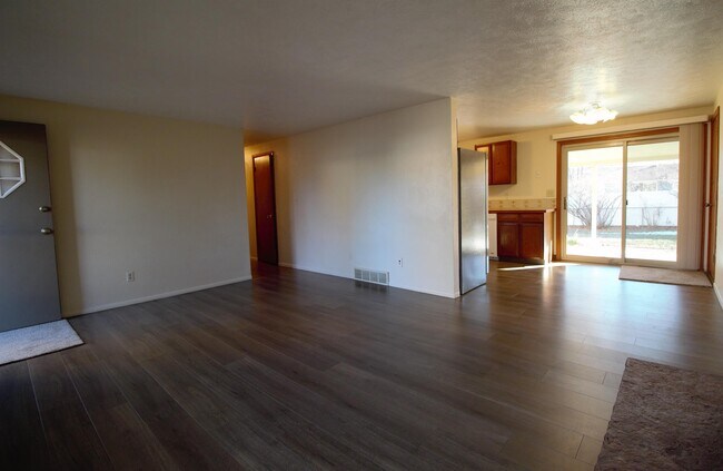 Building Photo - 39 University Dr