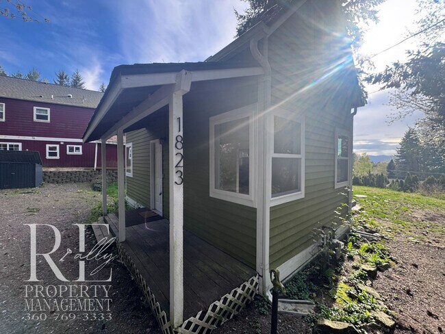 Foto del edificio - Private Retreat with Expansive Yard & Loft Space