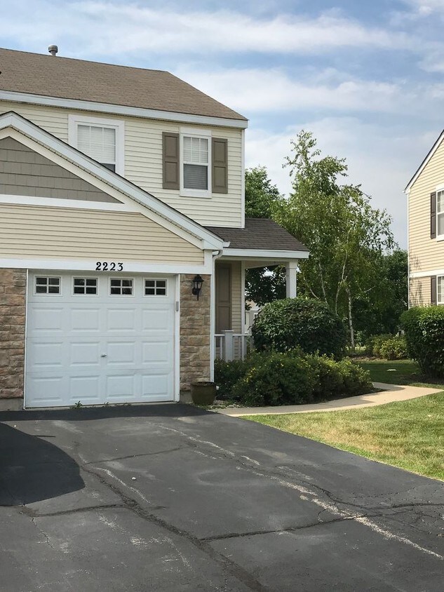 2223 Flagstone House Rental in Carpentersville, IL