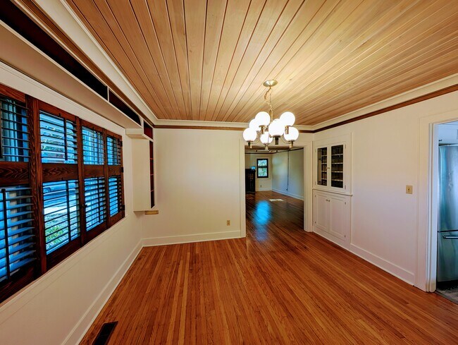 Comedor - 2543 NE 31st Ave