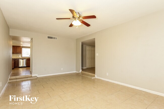 Building Photo - 4548 W Paradise Dr