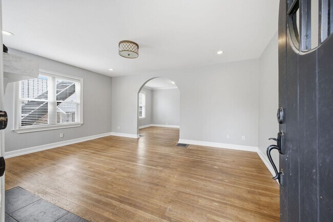 Building Photo - Sylvan Park Charm