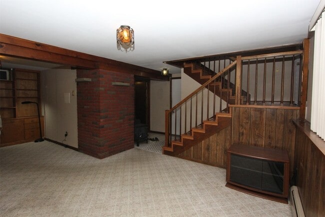 Building Photo - 304 Hazel Dr