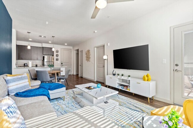 Building Photo - 711 W Broadway Rd