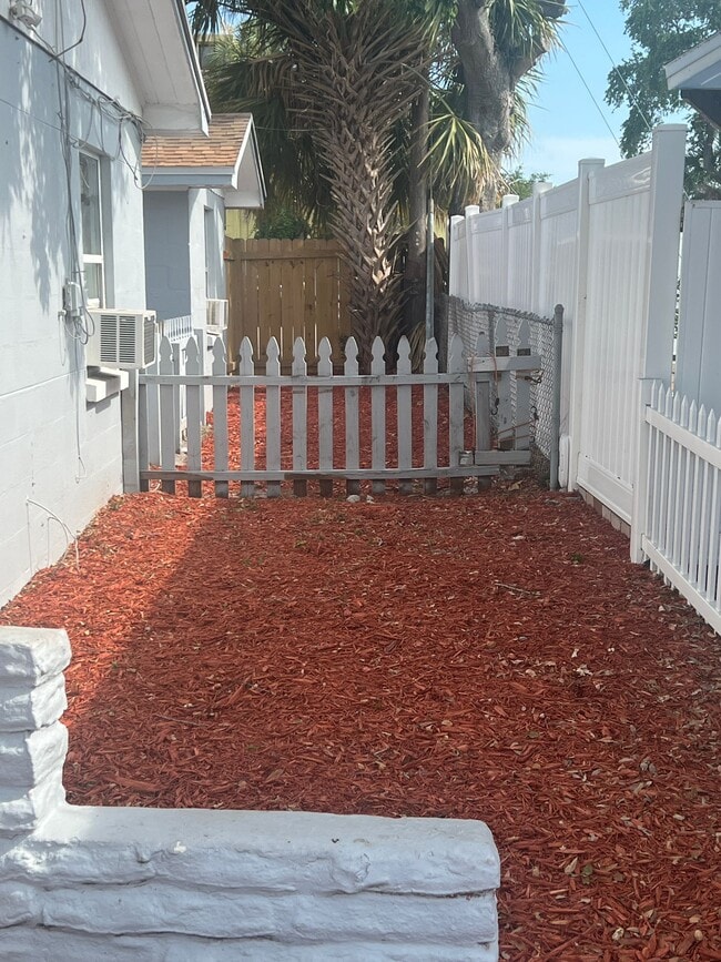 Building Photo - 1233 Grove St