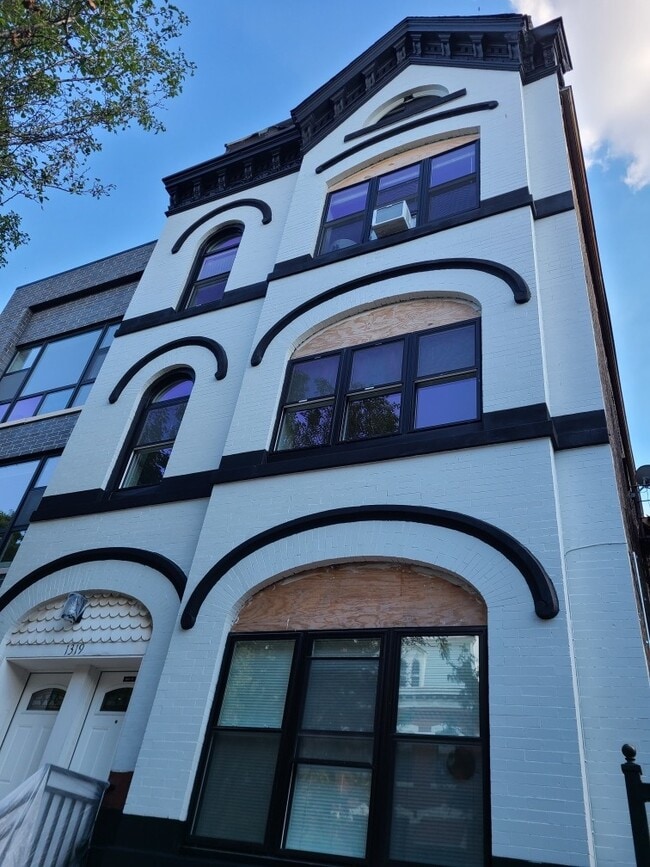 Building Photo - 1319 W Cullerton St