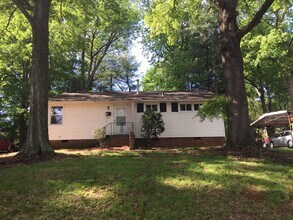 Building Photo - 916 Cloister Dr