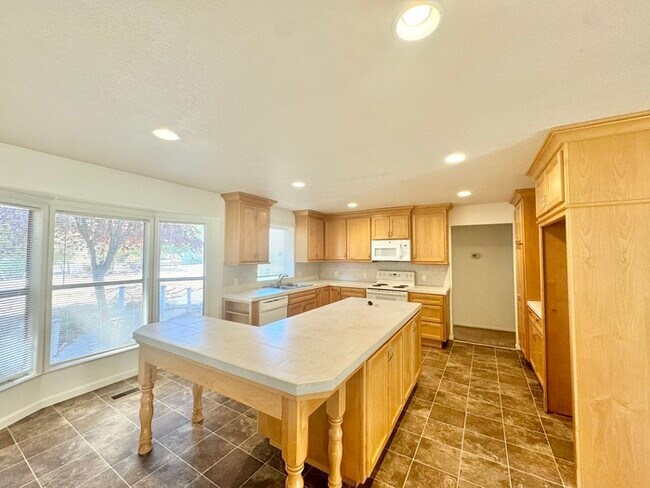 Building Photo - Quiet 3/2 with bonus room in El Dorado Hil...