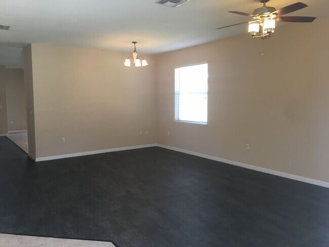 Building Photo - 3/2 House with 2 car garage in Colony Lakes