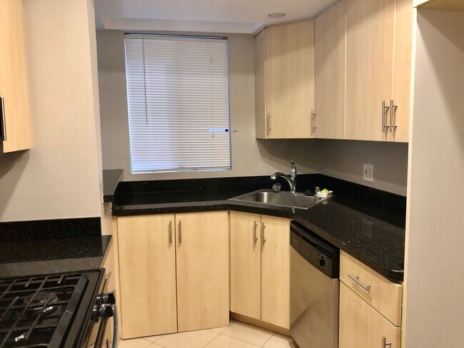 Foto del edificio - REMODELED CONDO WITH WOOD FLOORS! NEW KITCHEN! FIREPLACE! GYM, POOL! REC ROOM AND MORE