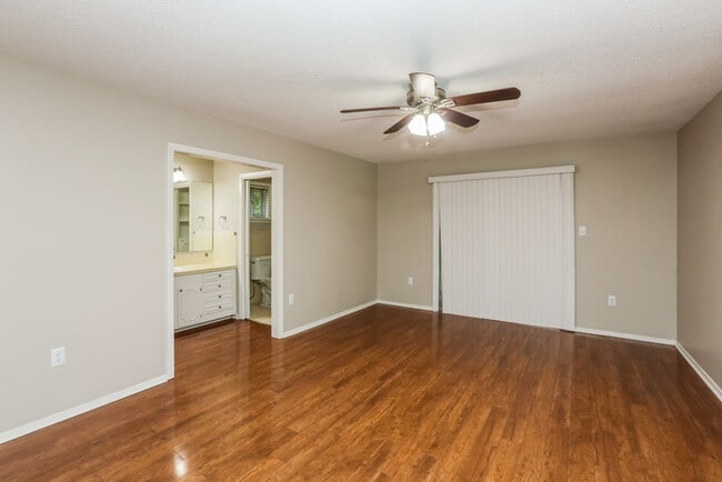 Building Photo - 1204 Manchester Dr