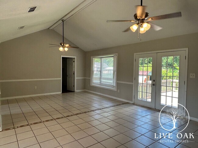 Foto del edificio - MOVE IN SPECIAL: $500 OFF 1ST MONTH'S RENT!**