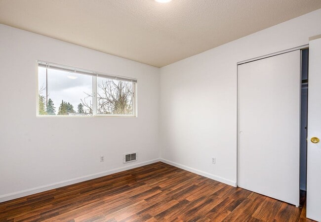 Building Photo - 2BR/1 Bath Mid-Century Modern with Condo finishes