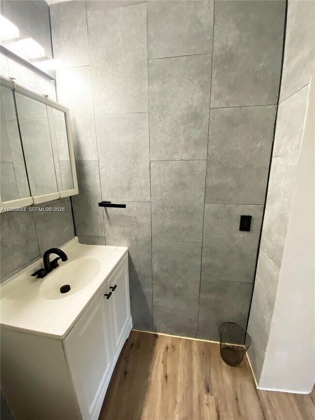 Foto del edificio - 705 NE 87th St