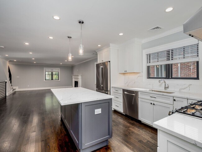 Building Photo - Homeowner-quality apartment!