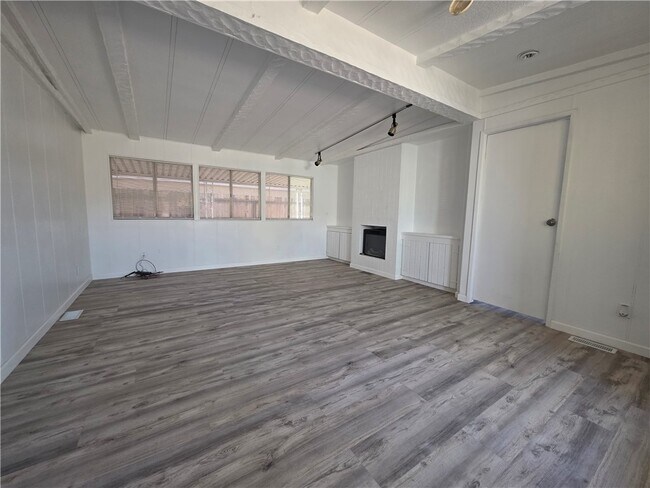 Foto del edificio - 906 Ramar Rd