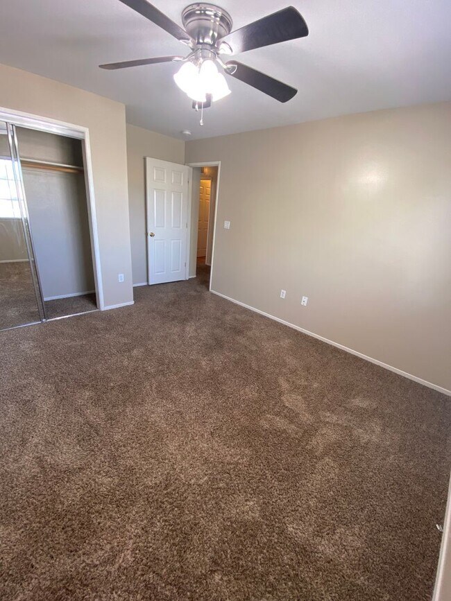 Building Photo - Amazing 5 Bedroom home off of Buena Vista & Panama Lane!