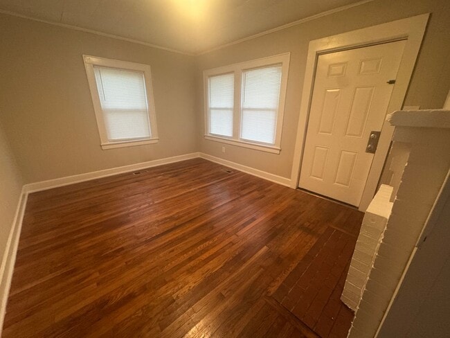 Building Photo - Cute two bedroom house with hardwood floor...