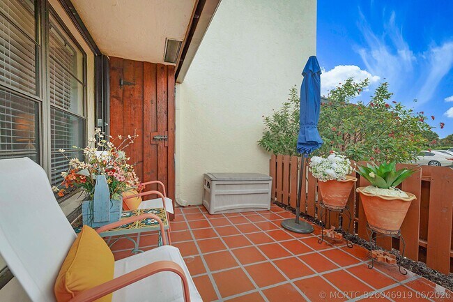 Building Photo - 8071 SE Villa Cir