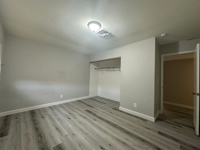 Building Photo - 3 Bedroom Townhouse