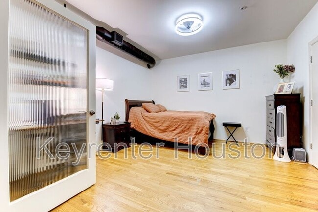 Building Photo - 1005 S Shepherd Dr