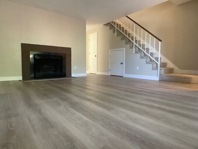 Foto del edificio - Renovated two bedroom townhouse near downt...