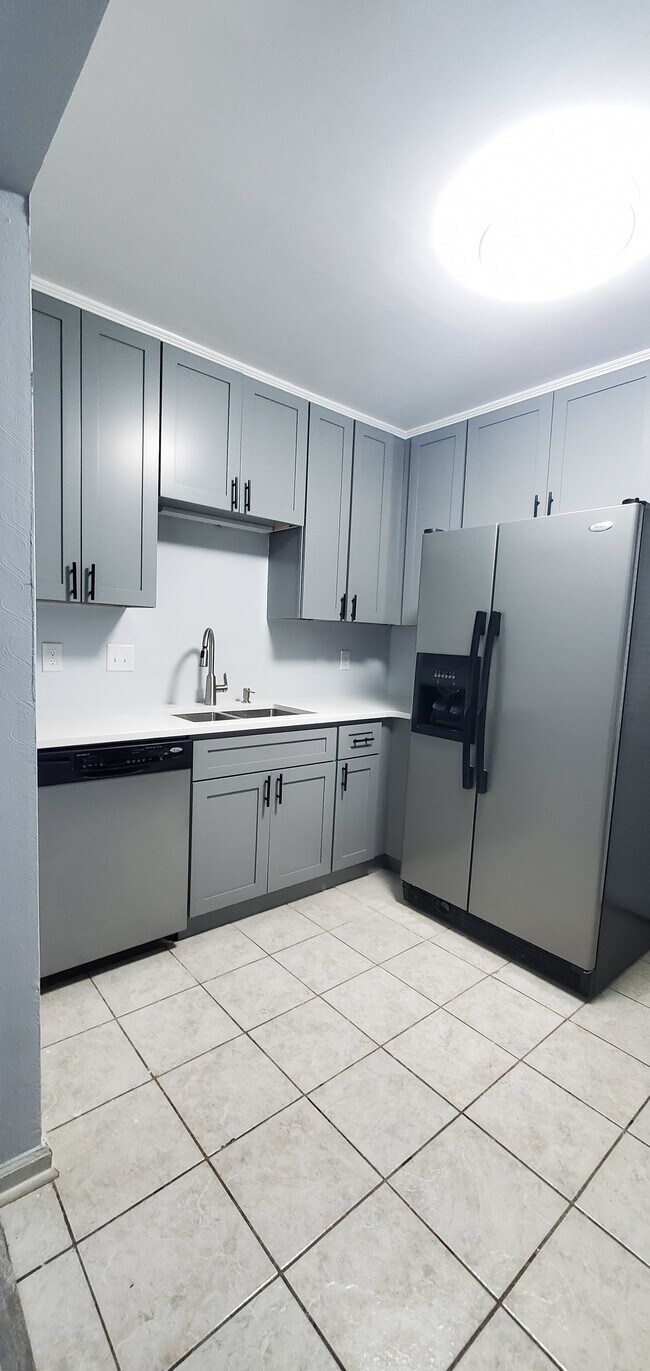 Kitchen - 6165 Old College Dr