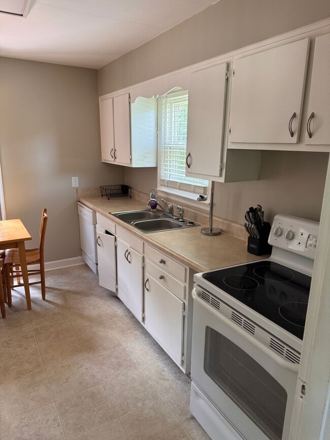 Building Photo - 4 Bedroom || 2 Bathroom Single Family Home