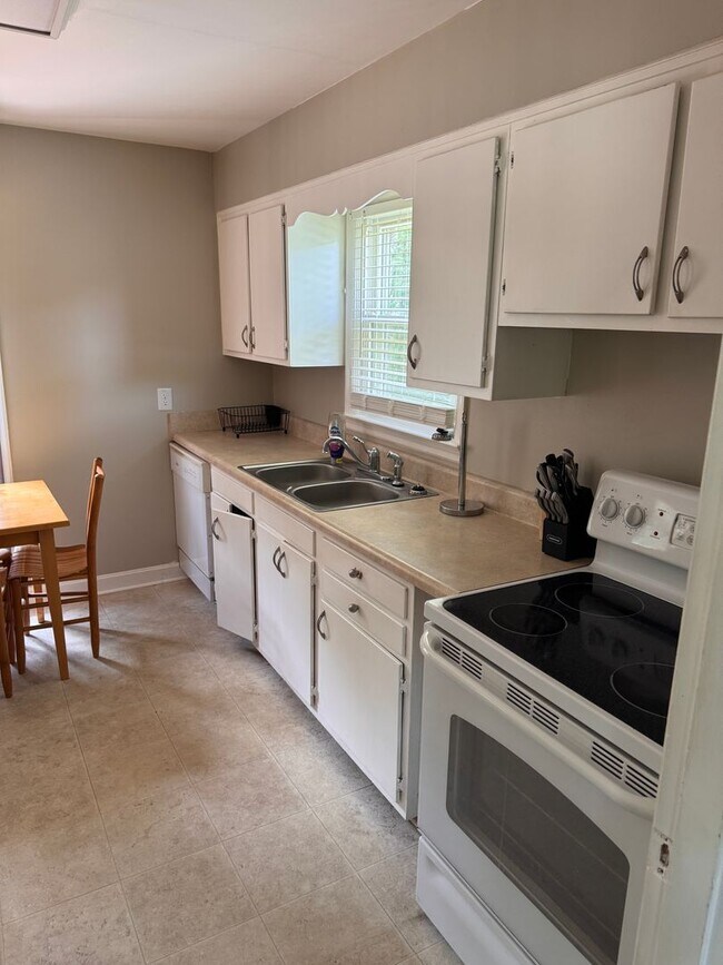 Foto del edificio - 4 Bedroom || 2 Bathroom Single Family Home