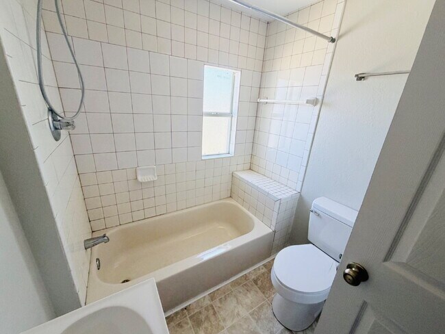Foto del edificio - "Cozy 1-Bedroom Retreat in Haines City – Modern Comfort in 432 Sq Ft!"