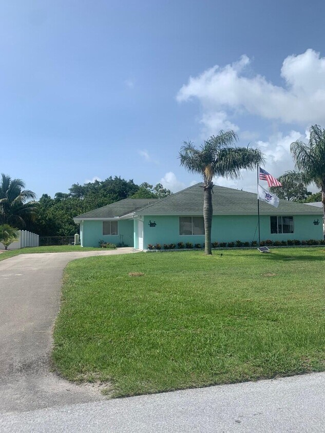 8668 SE Oleander St, Hobe Sound, FL 33455 Townhome Rentals in Hobe