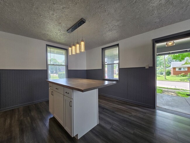 Building Photo - Move-In Ready Kettering Home
