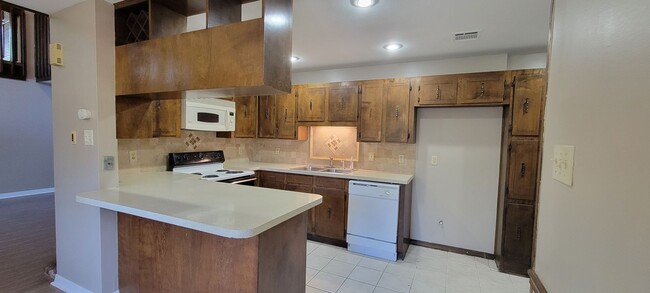 Building Photo - 3 bedroom/2 bath townhome in Eastwood on t...