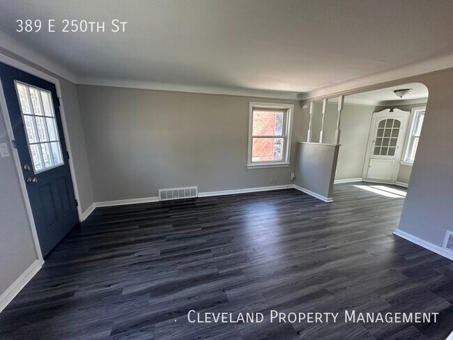 Foto del edificio - Spacious Euclid Home