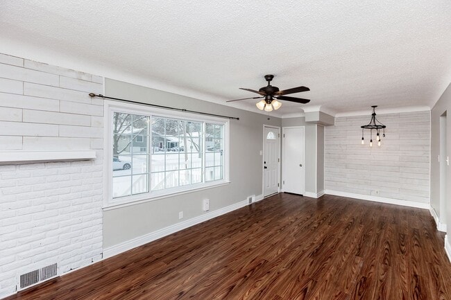 Building Photo - FENCED IN YARD! 3 Bedroom Home in Beaverdale.