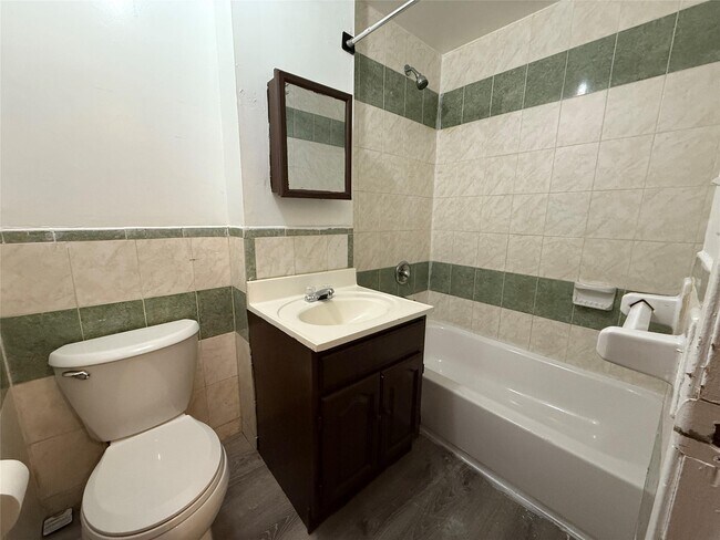 Foto del edificio - 13 McClancy Pl
