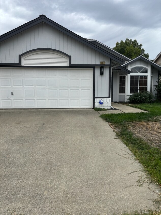 Foto principal - 790 Bluebird Dr