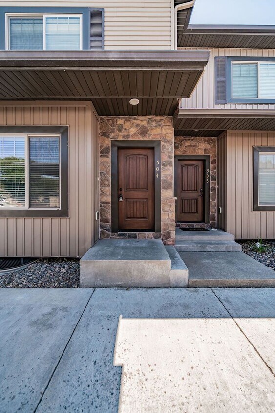Foto principal - 3 bed 1.5 bath Townhome