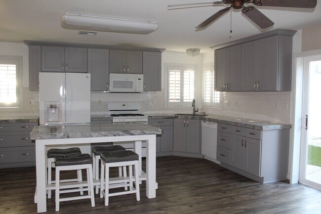 Kitchen - 27530 Sierra Madre Dr