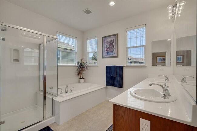 Building Photo - 751 Tennyson Dr